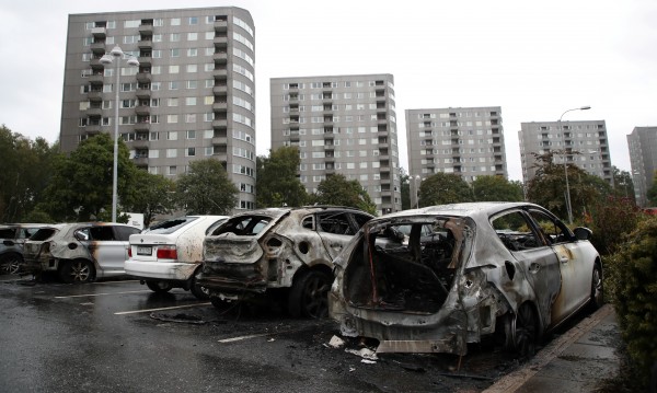 Подпалиха 80 коли в Западна Швеция