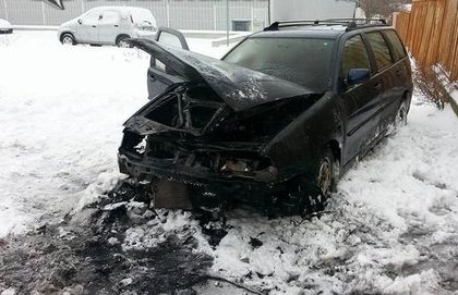 "Фолксваген" пламна като факла, вдигна на крак полицията и пожарната в Бургас