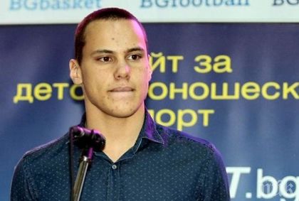 УНИКАЛЕН УСПЕХ! 17-годишен българин е на финал на Световното по плуване в Будапеща