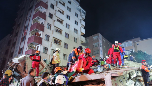 Спасители търсят оцелели под рухналата сграда в Истанбул