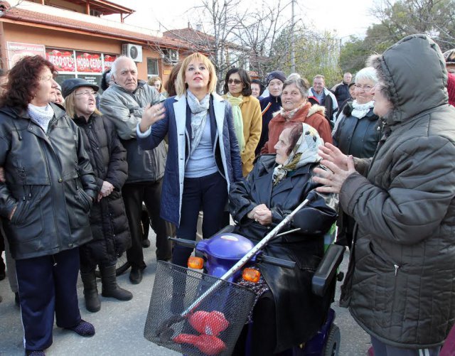 Протестиращите срещу пасарелката готови да блокират жп линията (СНИМКИ)