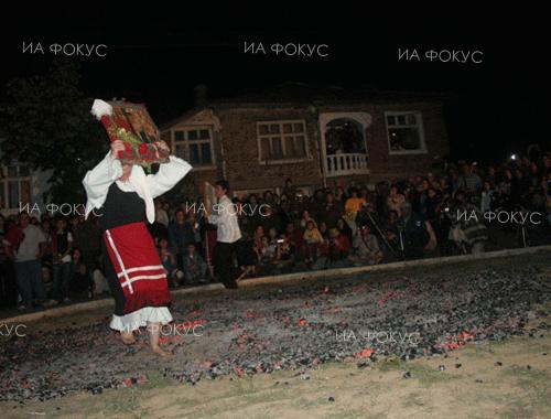 Проф. Валерия Фол: Нестинарите играят на деня на Св. св. Константин и Елена по стария календар, тъй като е по-близо до лятното слънцестоене