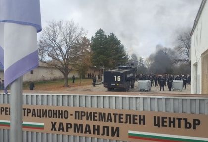 Извънредно: В лагера в Харманли избухна свиреп бунт на бежанците, гори пожар, замерят полицаите с камъни (СНИМКИ)