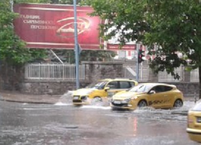 Адски задръствания побъркаха шофьорите в дъжда