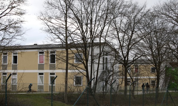 Като в затвор е, има само германска храна, а ние сме араби!