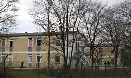 Като в затвор е, има само германска храна, а ние сме араби!