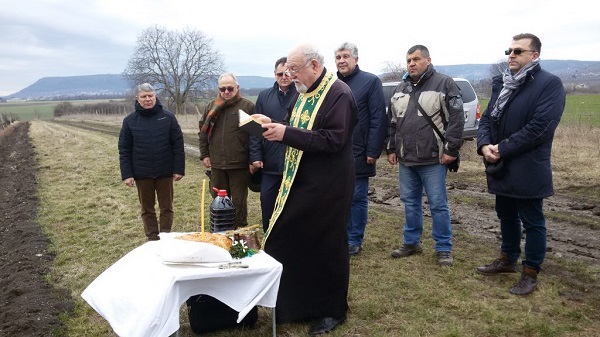 Шумен: С водосвет за здраве и плодородие започна зарязването на лозята за празника Трифон Зарезан в града