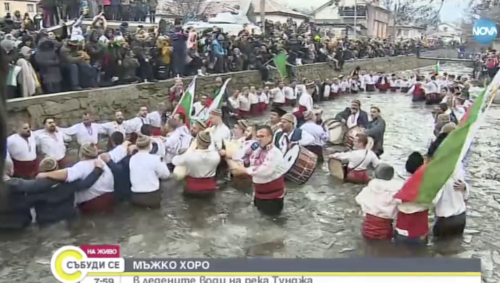 Традиция: В Калофер се хванаха на мъжко хоро! ВИДЕО