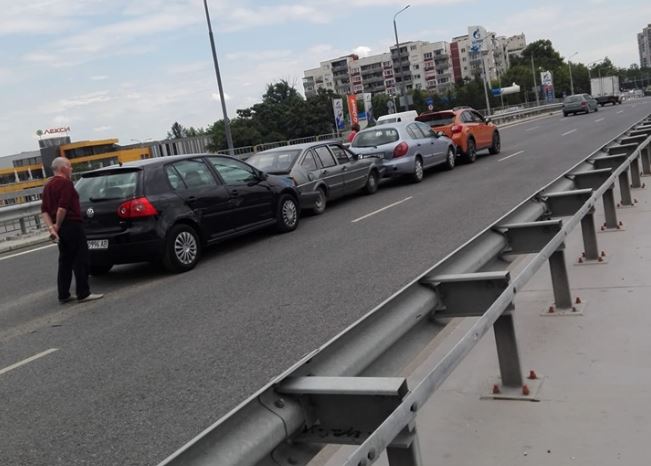 Четирима се нанизаха на моста на ВИХВП в Пловдив! Има задръстване (Снимка)