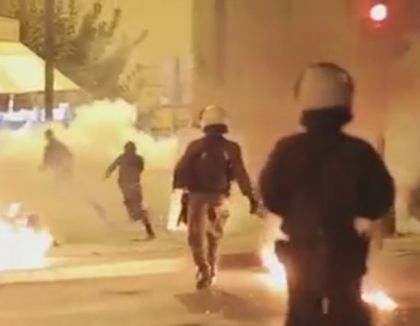 Анархисти и полицаи запалиха нощна Атина