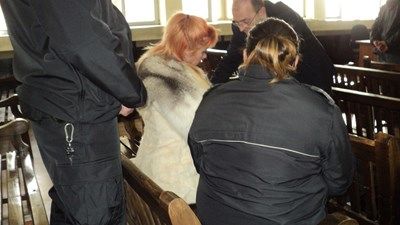 Страховитата сводничка Елмаз сменила 7 пъти имената си и плаче в съда, не иска в ареста