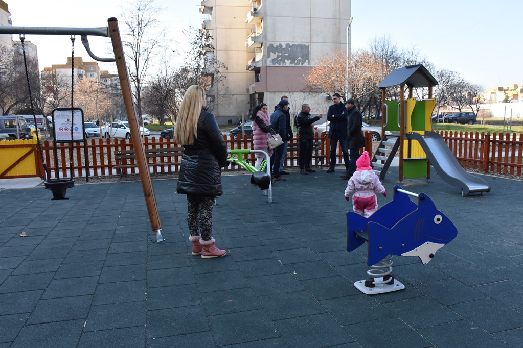 Нова площадка ще радва дечицата в Тракия (СНИМКИ)