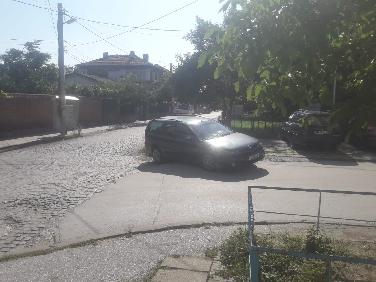 Абсурдистан! Според КАТ - Пловдив тази кола не е спряла в нарушение! Получили 15 сигнала за няколко дни! СНИМКИ