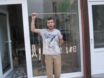 СНИМКИ: Вносители на китайски боклуци отказват младия майстор Венелин от страстта му - дървените играчки!