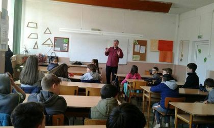 Смолян: Психолог беседва с деца от града по темата за толерантността и агресията