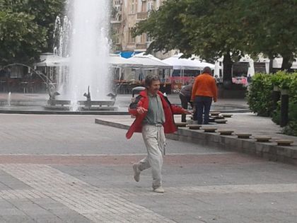Щастливец разкърши палаво тяло до общината СНИМКИ