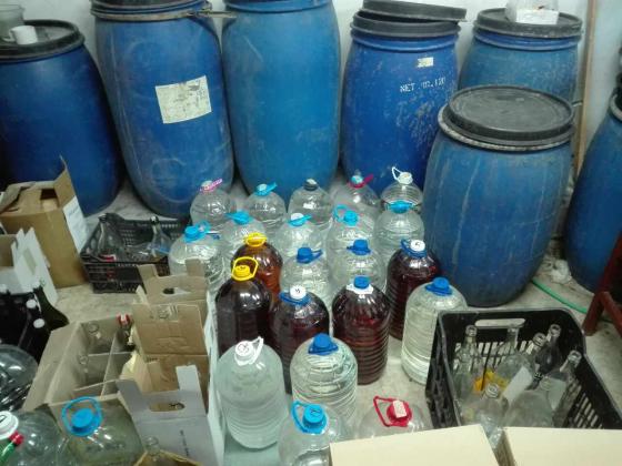 Пазарджик: Иззети са над 4600 литра незаконен алкохол от къщата на 39-годишен мъж от село Радилово
