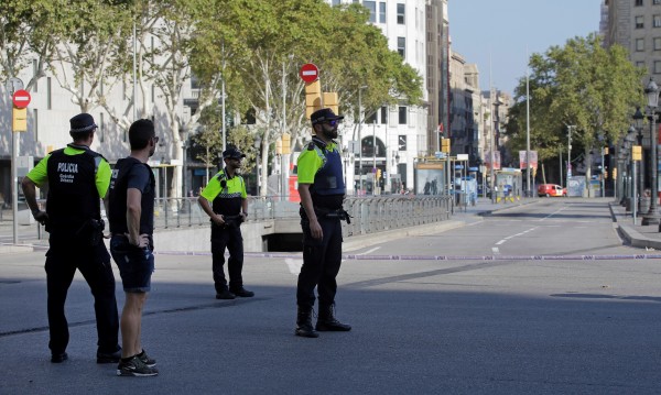 Терор окървави Барселона, дирят нападателя с микробуса