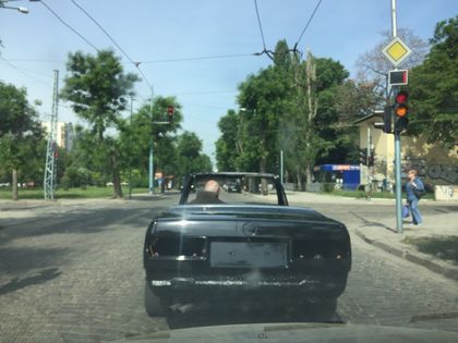 Под прикритие! БМВ без предно стъкло, регистрационни табели и фарове шпори из пловдивските улици! СНИМКИ