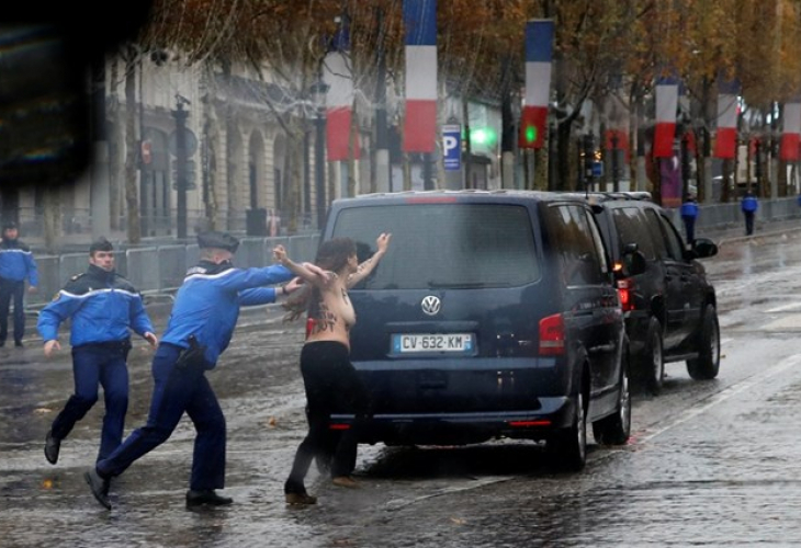 Сеир в Париж! Гола мадама по ц*ци изскочи пред „Звяр“-а на Тръмп (СНИМКИ 18+)