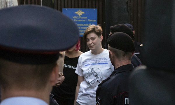 Пънкарите от Пуси Райът: Освободени и пак арестувани!