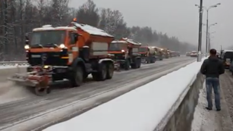 Вижте, как чистят магистралите в Русия ВИДЕО