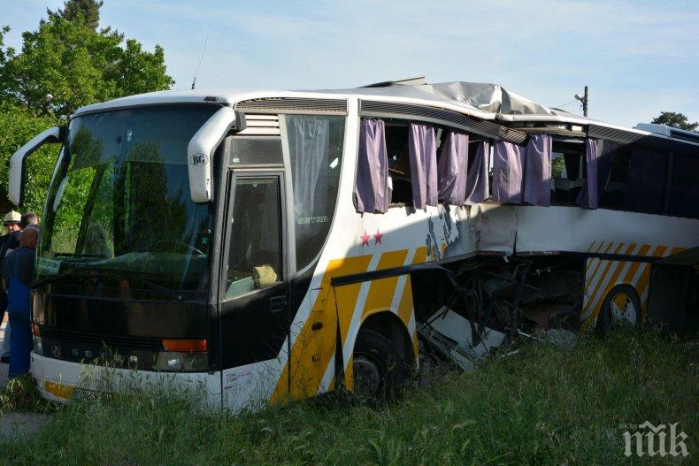 ИНЦИДЕНТ! Автобус се заби в крайпътни дървета до Видин, 10 са пострадали