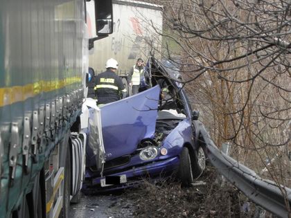 Жестока катастрофа в Монтанско: Мъж и жена загинаха след удар в ТИР