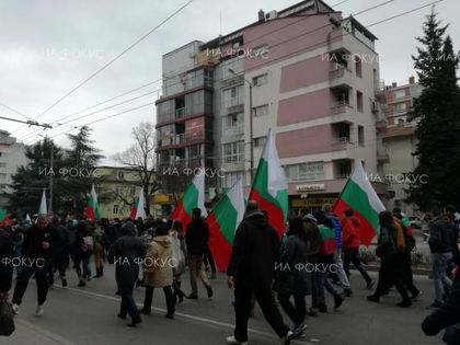 Стара Загора: Шествието с 300-метровото знаме достигна мемориала „Бранителите на Стара Загора”