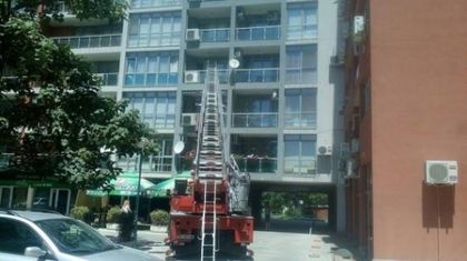 Първа СНИМКА от трагедията в Пловдив: Младият мъж на терасата е мъртъв