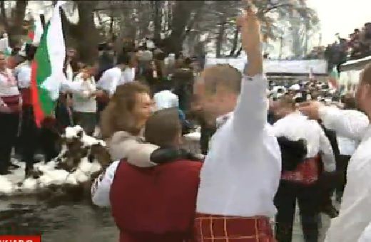 Яки мъжаги повлякоха Никол Станкулова в ледените води на Тунджа