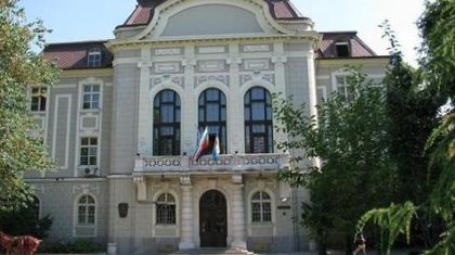 Емоционални речи "срещу" и "за" отстраняването на кмета Иван Тотев в местния парламент
