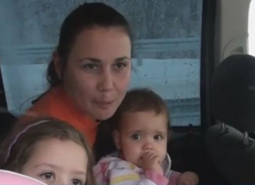 Автобус с пътници в снежен капан, настаниха ги в читалище (ВИДЕО)