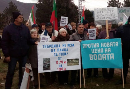 Граждани на бунт, блокират пътища! Вдигнаха им водата със 180%! (СНИМКИ)