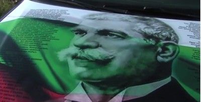 Мъж от великотърновско село изписа автомобила си със стихове на Иван Вазов