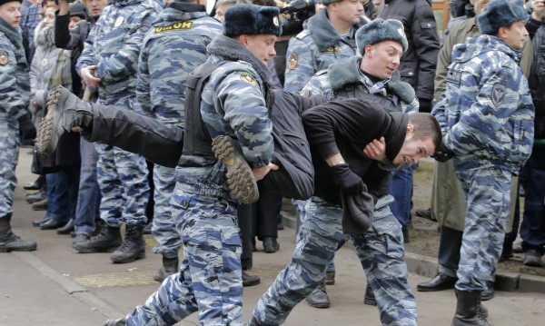 Как се протестира в Русия: Със скоч, но без маски