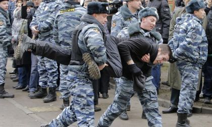 Как се протестира в Русия: Със скоч, но без маски