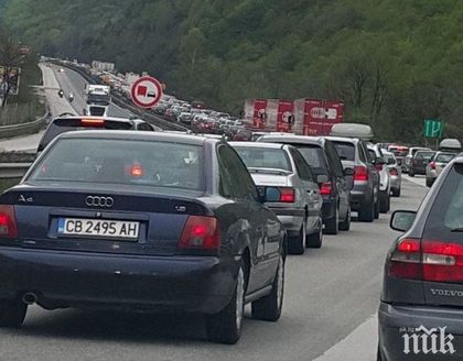 УЖАС НА "ТРАКИЯ": 30 автобуса и катастрофа затапиха магистралата - задръстването е километрично