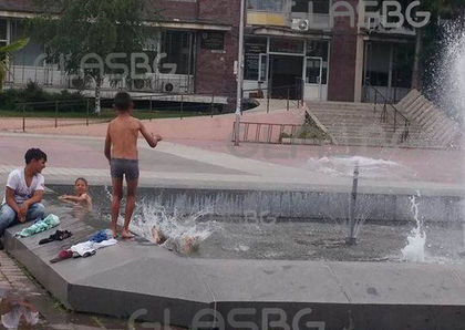 Под носа на ченгетата в Пазарджик! Ромчета превърнаха фонтан в басейн