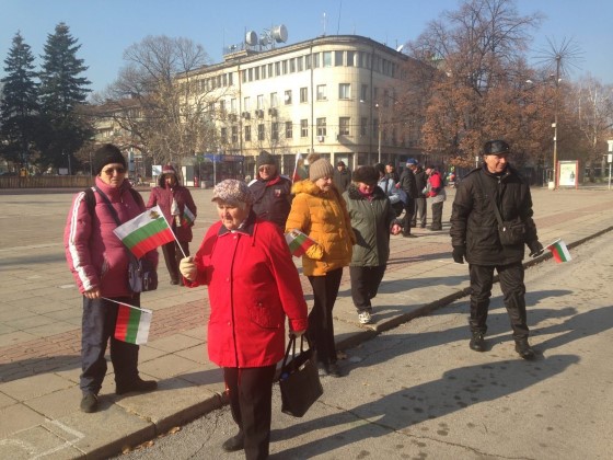 Кюстендил: Граждани проведоха протестно шествие по булевард „България” до площад „Велбъжд” срещу ниските заплати и пенсии