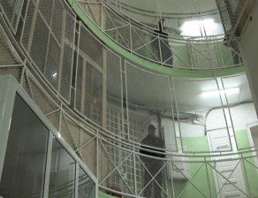 Затворници превзеха част от английски затвор
