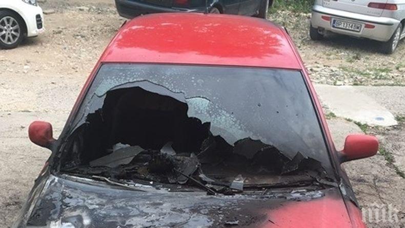 ОГНЕНА ВЕНДЕТА! Подпалиха колата на автоинструктор във Враца