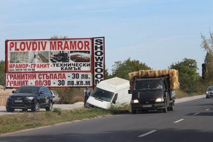 Бус пропадна в канавка на Пазарджишко шосе СНИМКИ