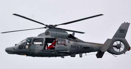 Дядо Коледа и Снежанка кацнаха с военен хеликоптер край морето във Варна (снимки)