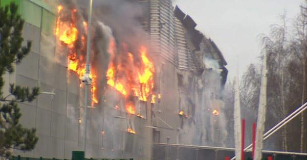 Евакуираха жилищен район в Англия заради опасност от взрив и изтичане на токсичен газ след пожар