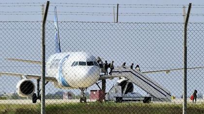 Похитен от самолета на „EgyptAir“ напусна през прозореца на пилотската кабина