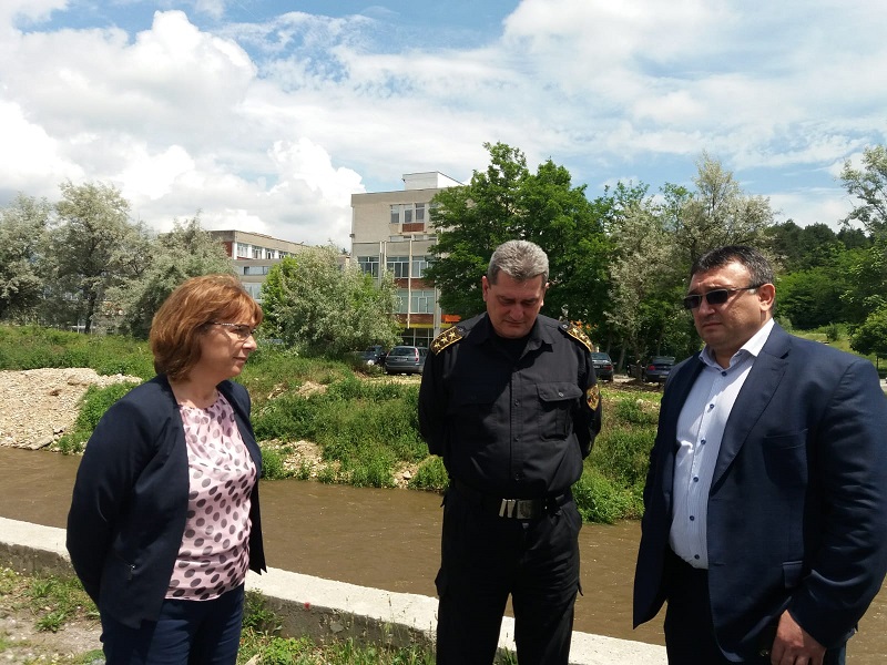 Министър Младен Маринов: Прави се всичко възможно за минимализиране на щетите в Казанлък