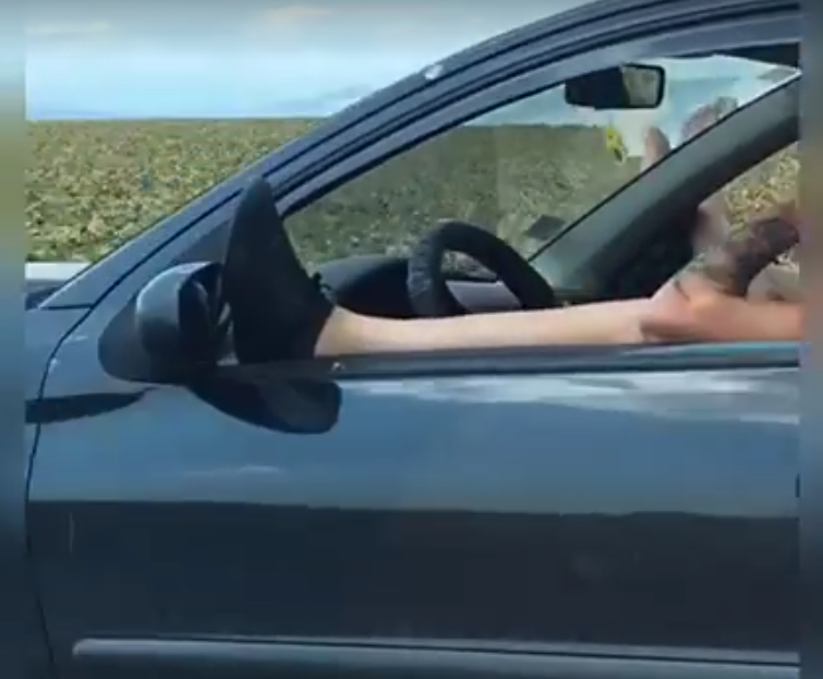 Друго си е да си покажеш краката през прозореца, докато караш по магистралата (ВИДЕО)