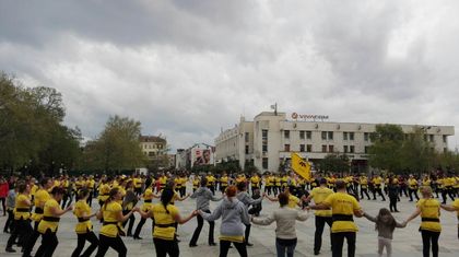Най-голямото хоро се извива в Пловдив СНИМКИ