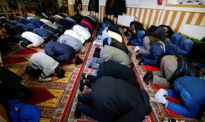 Смут в Германия: Де Мезиер искал мюсюлмански празници?